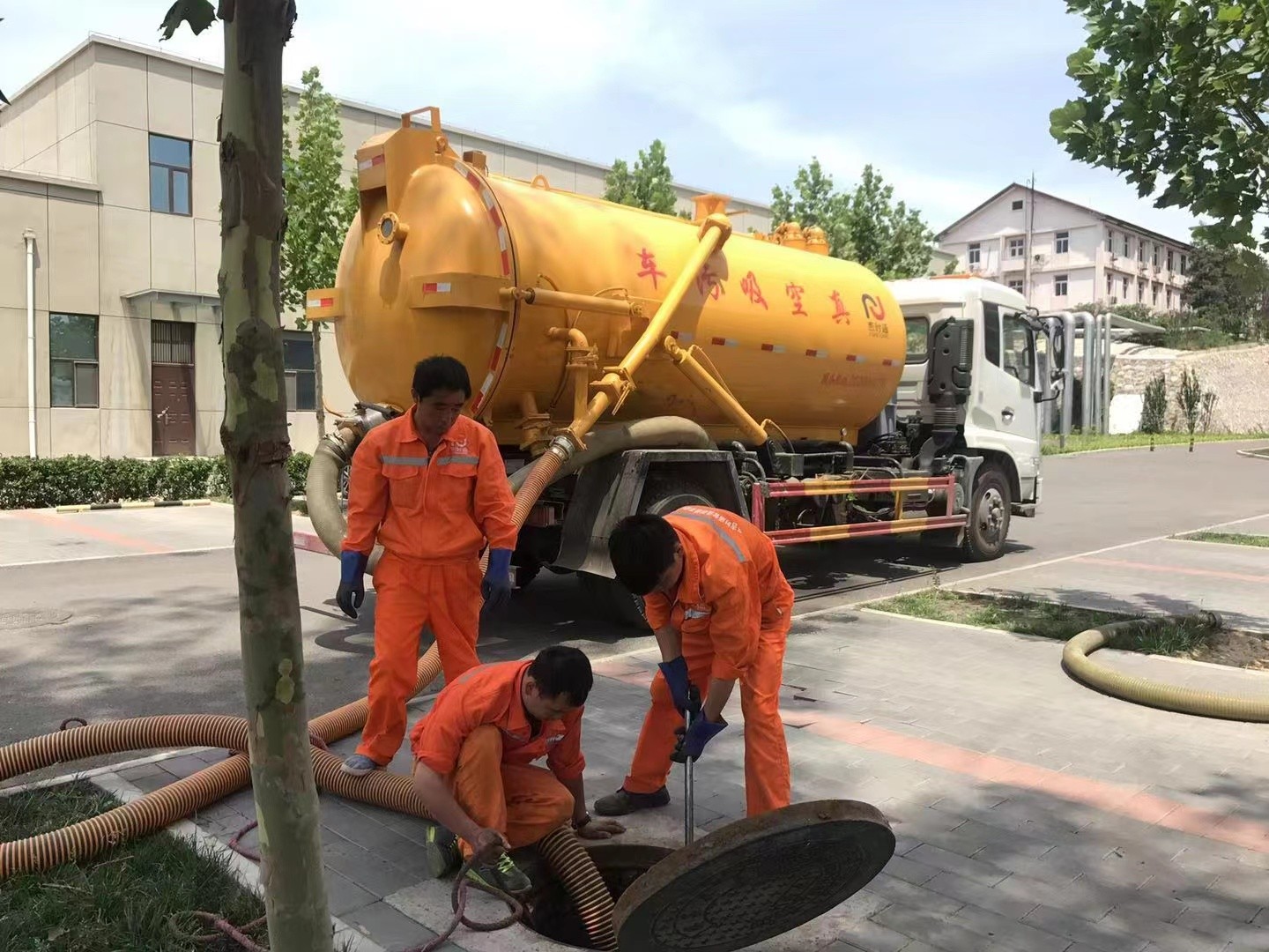 黄龙管道疏通车停在窨井附近