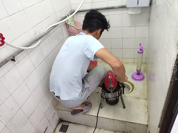 黄龙管道堵塞冒臭气 专业师傅现场解决问题