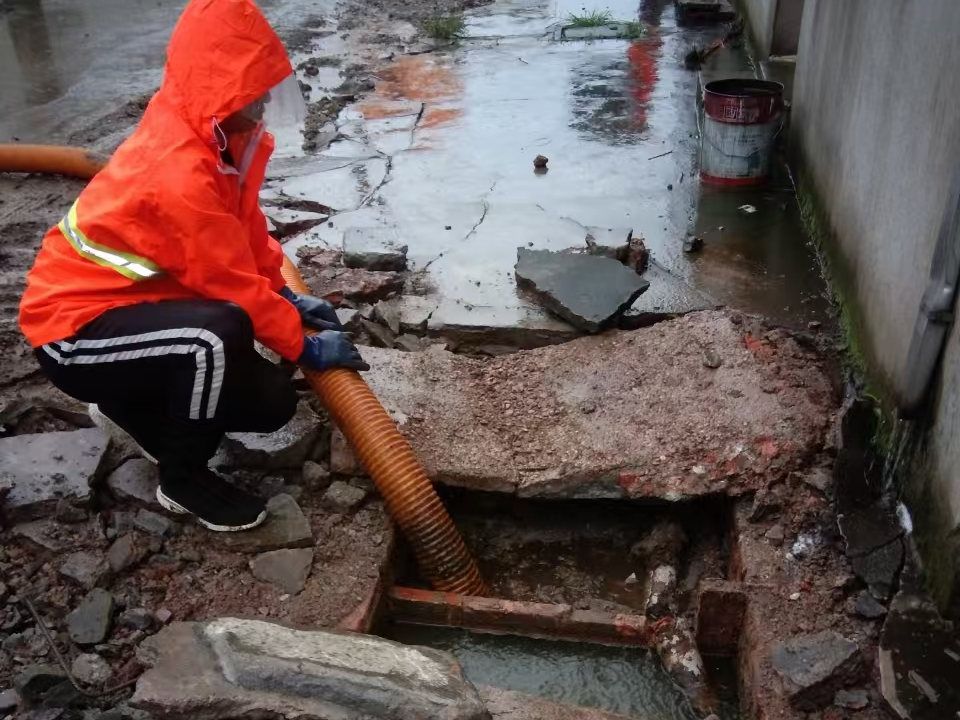 黄龙专业清理污水池 炜誉市政以规范流程守护城市 “肠道”