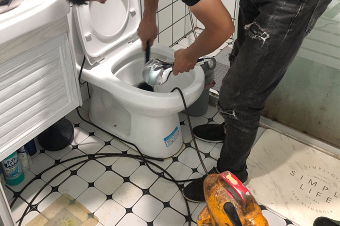 黄龙马桶堵塞自己疏通还是找师傅?专业上门服务让你省时更省心